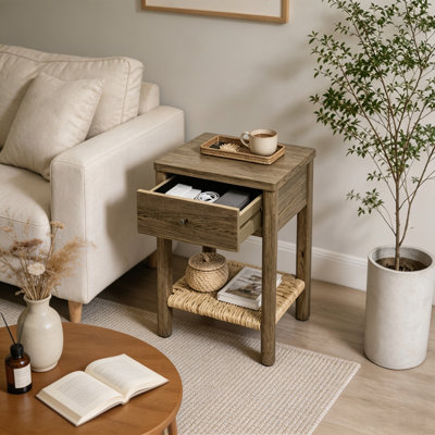 Table de chevet en bois gris antique avec tablette et tiroir en jute tressé, pieds ronds en bois massif – Table d'appoint aux bords arrondis pour chambre et salon