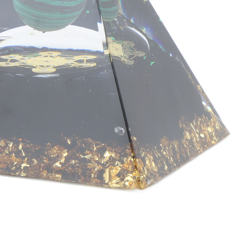Ornement en forme de pyramide de cristal de 6 cm fabriqué à la main