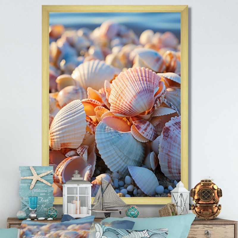 «Beach Photo Sunlit Shells I», reproduction sur toile, L 34 po x H 44 po, Encadrement doré