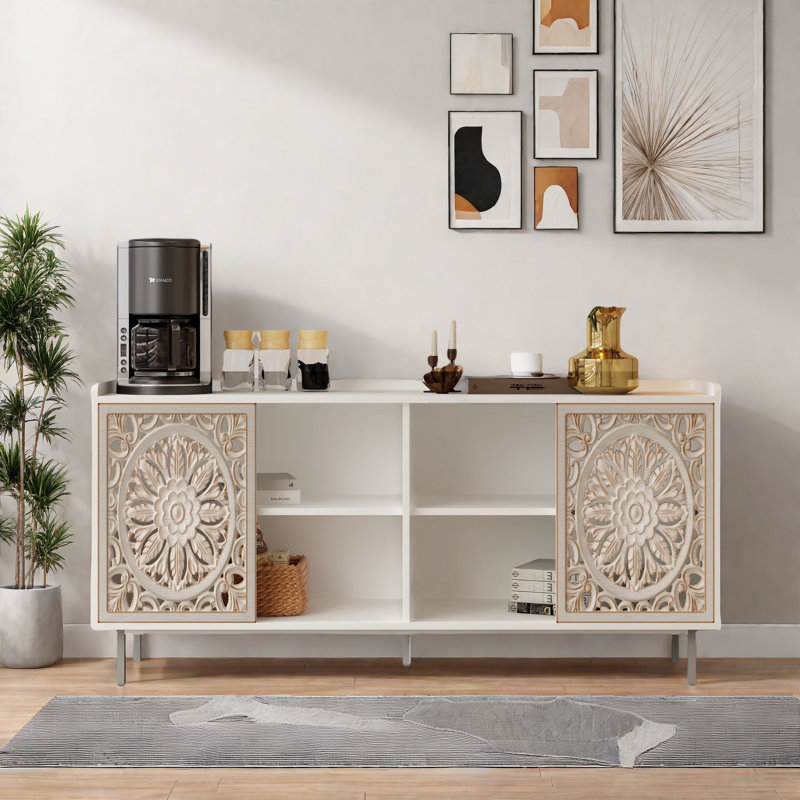 Buffet de style Mid-Century avec détails artisanaux en bois sculpté creux et portes coulissantes