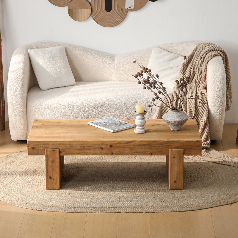 Table basse en bois avec pieds robustes