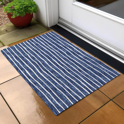 Tapis bleu marine intérieur / extérieur en polyester tissé à la machine Loreen
