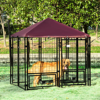 Parc pour chien d'extérieur 5 pi X - acier robuste, auvent, supports de bol rotatifs pour chiens, entrée sans rendez-vous, clôture en métal noir et rouge, toit en eau, bols rotatifs, etc.