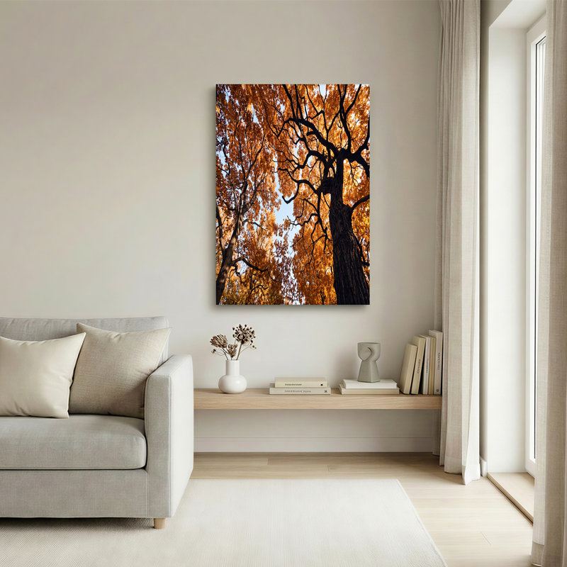 Art mural sur toile, "Towering Trees" avec feuilles d'automne dorées et ciel bleu, 24"H x 36"W