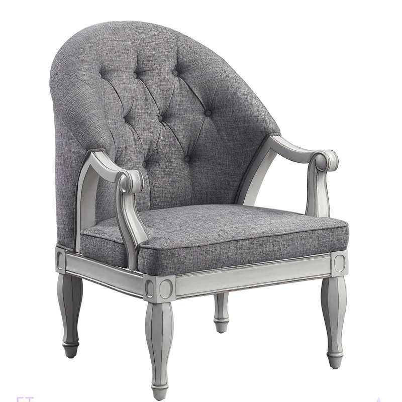 Tissu et chaise au fini blanc antique