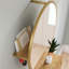 Armoire à chaussures murale brune avec miroir, option d'économie d'espace pour les petites zones d'entrée, cadre, portes basculantes, étagère et crochets