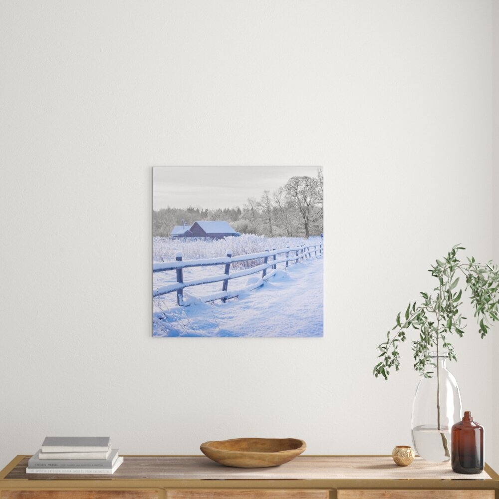 Leinwandbild Kleines Holzhaus in verschneiter Landschaft