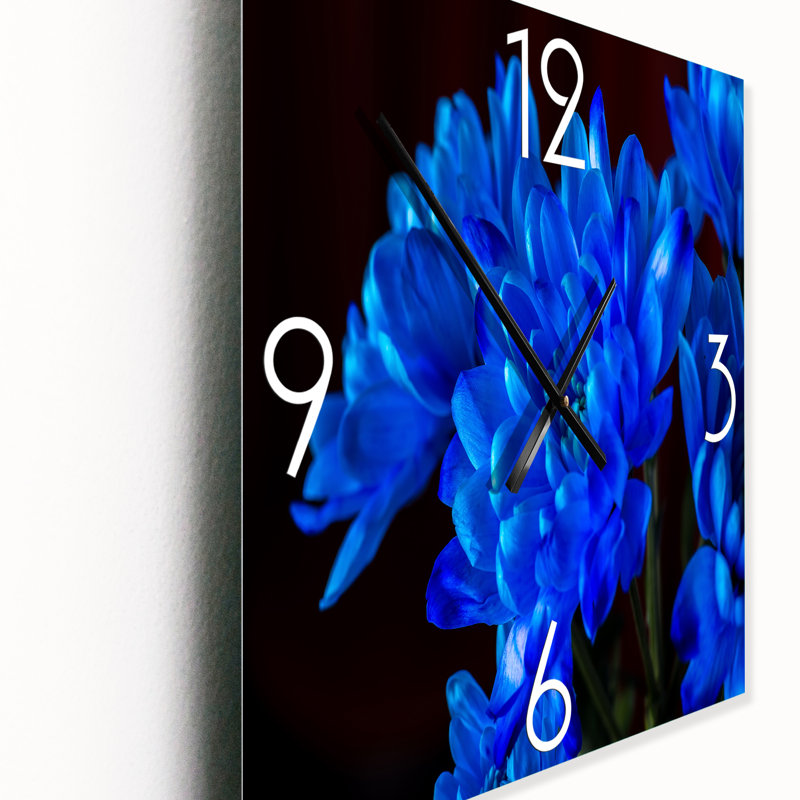 Horloge murale traditionnelle - Fleurs de chrysanthème bleues sur fond noir II, Grand