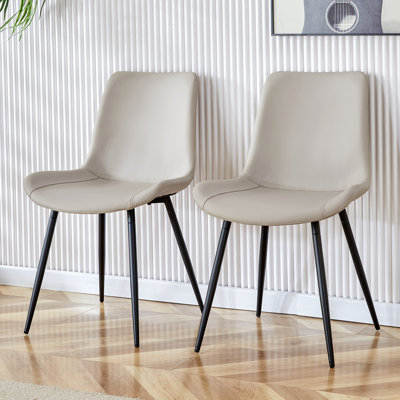 Chaise de salle à manger avec coussin de dossier en cuir artificiel gris clair, pieds en métal noir, conception de coussin incurvé élargi pour plus de confort, convient aux restaurants, cuisines, chambres à coucher, bureaux. (6 chaises) 0502