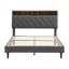 Structure de lit tapissier KING -Size avec tête de lit en tissu de lin touffeté à boutons, ports USB, station de charge pratique, deux poches latérales, ne nécessite pas de sommier, gris foncé