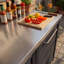 Armoire de cuisine d'extérieur en cèdre avec évier-125405386