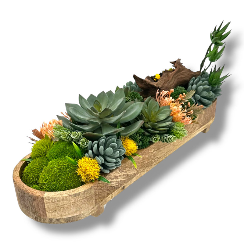 Conception succulente dans un vase allongé en bois verni clair