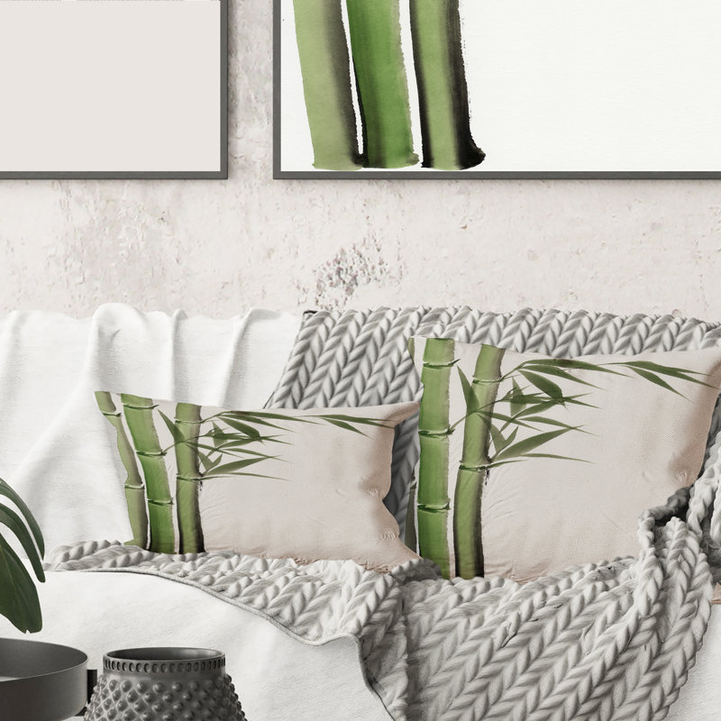 Détail d'un coussin décoratif imprimé en bambou vert foncé IV, 18" x 18"