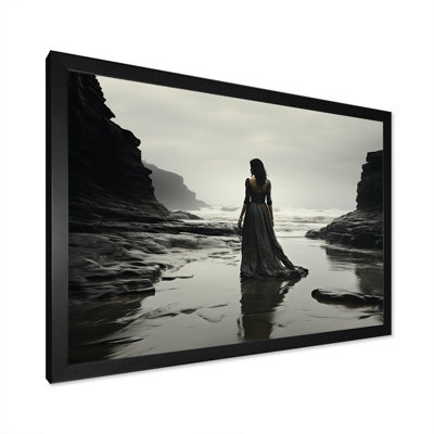 Femme solitude sur une plage rocheuse VI - art mural plage