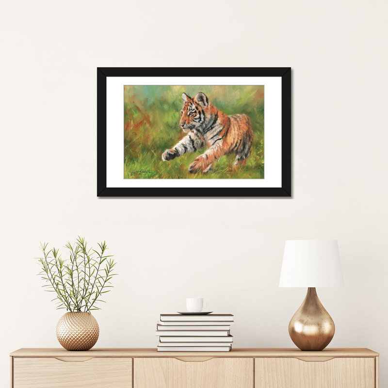 « tiger cub running », impression sur toile, H 16 po x l 24 po x P 1 po, Papier d'art encadré noir, Blanc