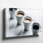 Toile, composition minimaliste avec quatre tasses à café en céramique disposées en art mural, une ligne droite sur une surface blanche immaculée-655507128