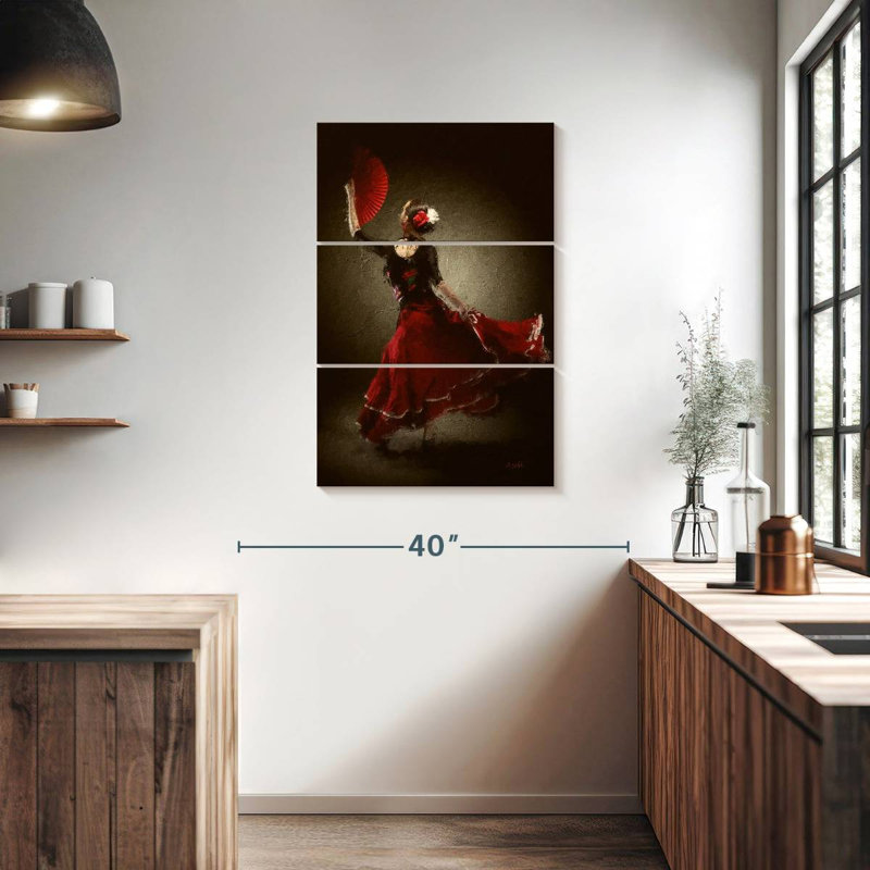 Enn The Red Fan, H 38 po x l 24 po