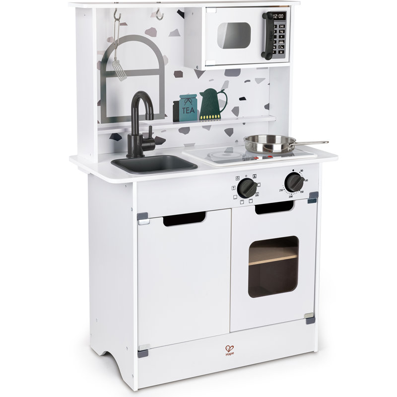 Ensemble de cuisine Hape: Light & Sound - blanc - station de cuisson complète en bois, micro-ondes, cuisinière, évier, poêle en métal et spatule, enfants de 3 ans et plus