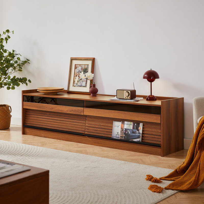 Meuble télé élégant pour le rangement: 4 tiroirs, verre trempé, prises de recharge, table polyvalente à DEL avec espace généreux: points, apaiser