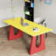 62,9 po. Bureau d'ordinateur moderne avec pieds en fer rouge et table de bureau pour petits appartements et studios compacts.-81993397-81993399