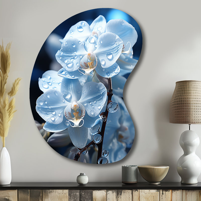 Orchidées nacrées bleues et blanches sur fond blanc, H 39 po x l 28 po