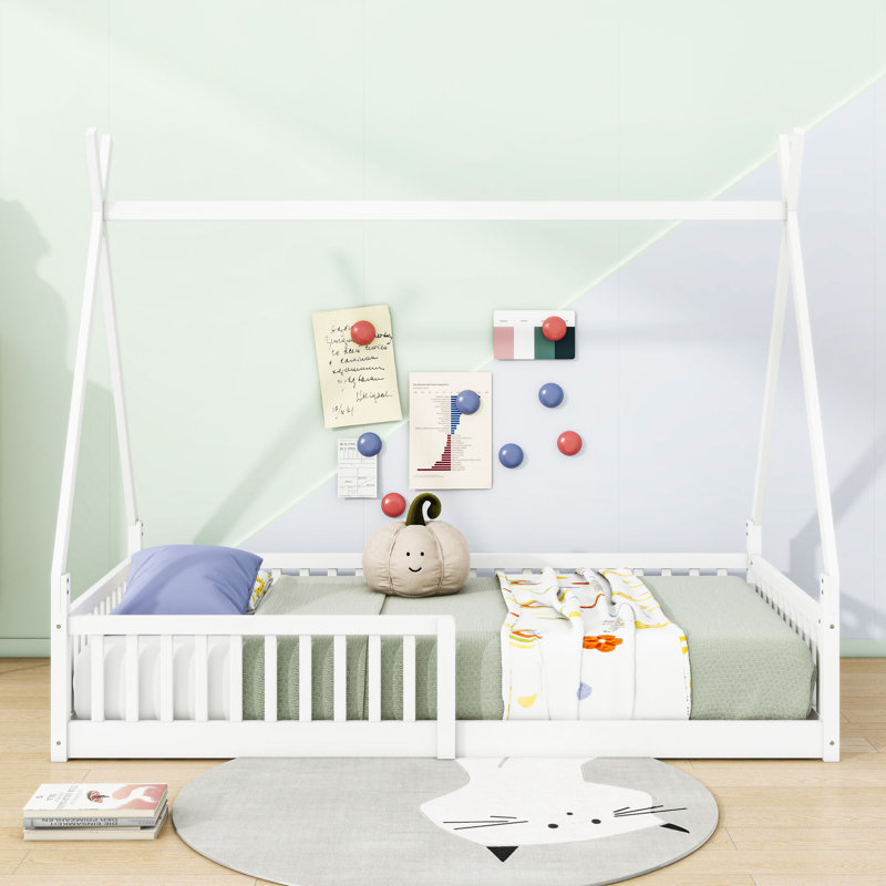 Lit simple en bois en forme de maison avec lattes et garde-corps, Blanc