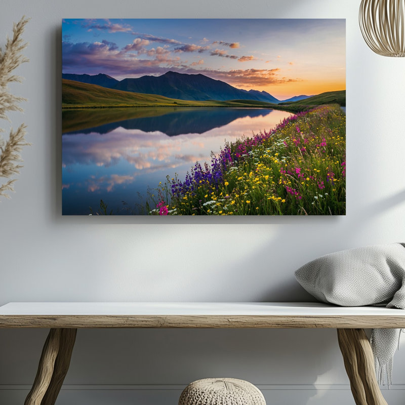 Toile, "Un paysage serein au lever du soleil avec un lac tranquille reflétant" le ciel coloré rempli de nuages