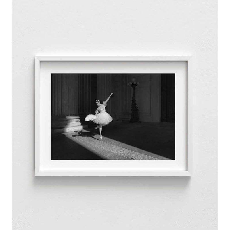 Grace in Light – Black and White Ballet Photography, H 30 po x l 40 po, Blanc, Blanc