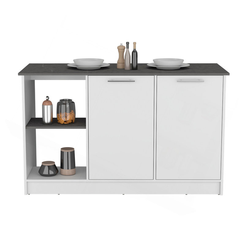 Îlot de cuisine avec grand comptoir, tablettes de rangement ouvertes et armoire à deux portes