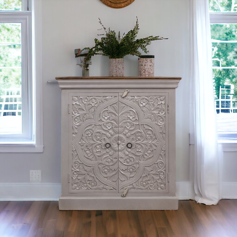 Armoire sculptée en bois de manguier