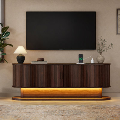 Meuble télé cannelé de 60 pouces avec portes coulissantes à tambour, centre de divertissement moderne du milieu du siècle avec lumières DEL, prise de courant et étagères réglables