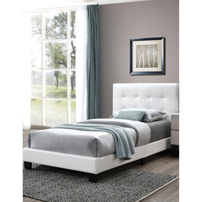 Structure de lit simple blanc, similicuir contemporain, tête de lit rectangulaire, support central, sans sommier, revêtement de chambre à coucher moderne en cuir, pieds de soutien, configuration confortable