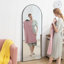 Miroir surdimensionné arqué sur toute la surface avec support - Miroir de plancher mural ou autoportant pour la décoration d'une pièce-435940453-435269280