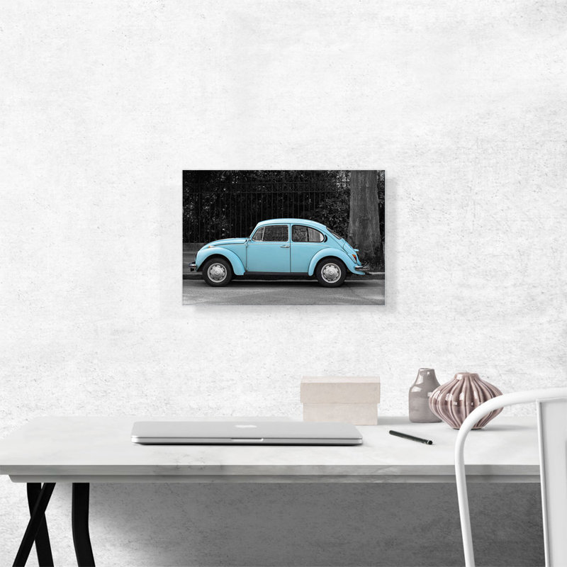 «Blue Beetle Bug Vintage Car» - reproduction de photo sur toile tendue, H 12 po x l 18 po x P 0,75 po