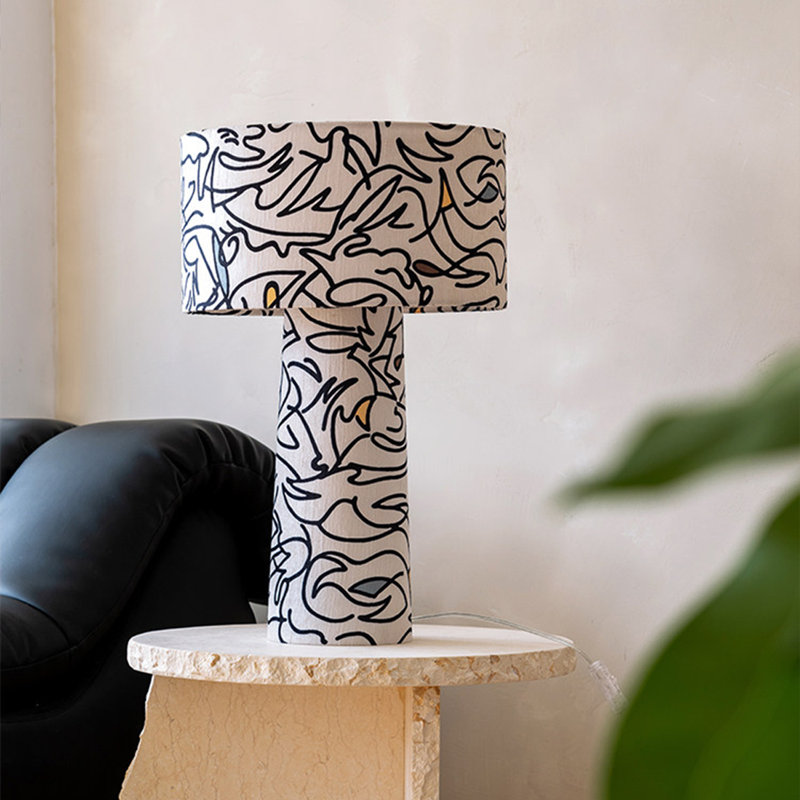 Petite lampe de table moderne en métal blanc avec abat-jour en tissu pour le salon de la chambre à coucher, ampoule incluse