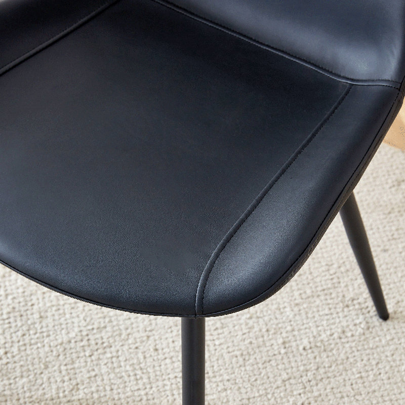 Configuration de salle à manger pour la maison: table rectangulaire rétro minimaliste (spécialement texturée, pieds en métal noir), chaises en polyuréthane artificiel (coussins courbés élargis)