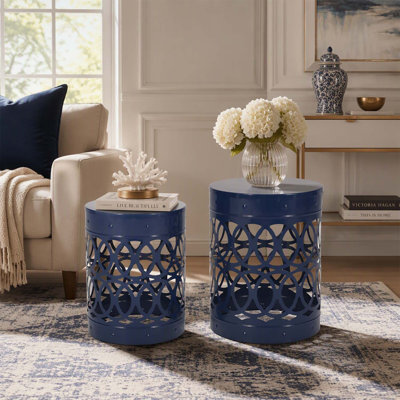 Ensemble de tables d'appoint d'extérieur modernes en métal avec un design élégant en fer découpé et un cadre durable à revêtement en poudre, parfait pour un décor élégant et fonctionnel.