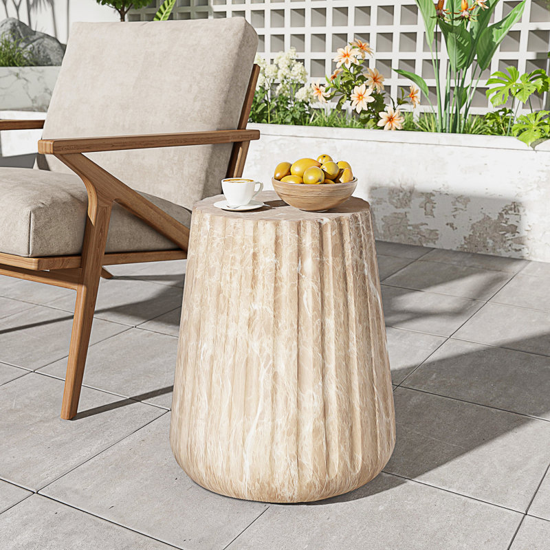 Table d'appoint d'extérieur sculptée avec base piédestal, Doré