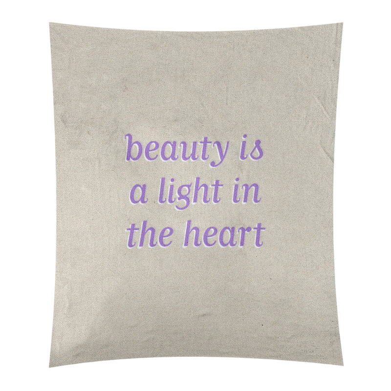 Tapisserie en polyester en citation de beauté, H 104 po x l 88 po, Blanc / mauve contrastant
