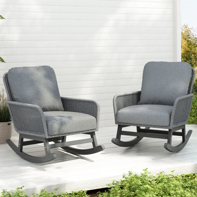Chaise berçante moderne grise avec coussins de siège et fabrication en bois pour un cadre spacieux et élégant