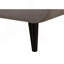 Canapé trois places en mélange de polyester avec structure matelassée, pieds en bois massif, rembourrage en mousse haute densité et 2 coussins décoratifs