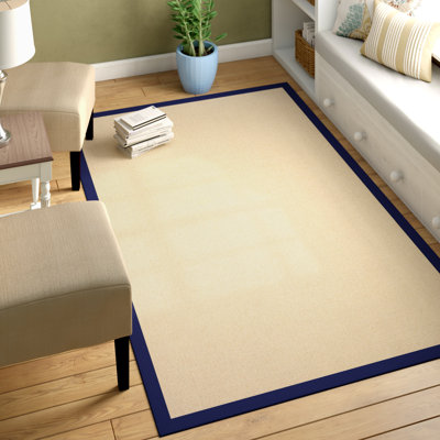 Tapis berbère beige clair fait à la main avec bordure en coton bleu marine Nannette