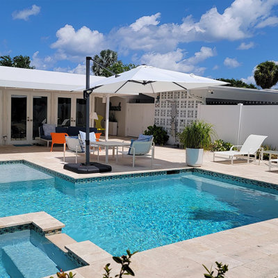 Parasol de patio 8 'x 8' blanc pour piscine Parasol extérieur en porte-à-faux décalé de 7 'de haut avec rotation à 360 ° pour le bord de la piscine
