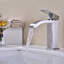 Robinet de lavabo de salle de bain à poignée simple avec bonde escamotable Waterfall