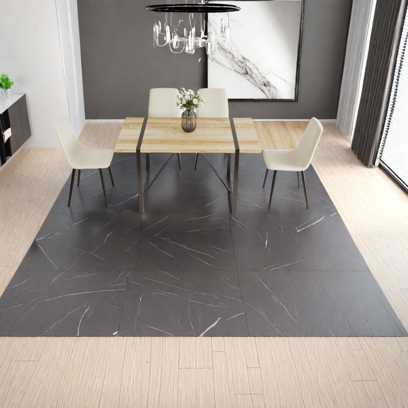 Ensemble de table de salle à manger en bois naturel avec chaises modernes, base en métal, parfait pour les repas en famille