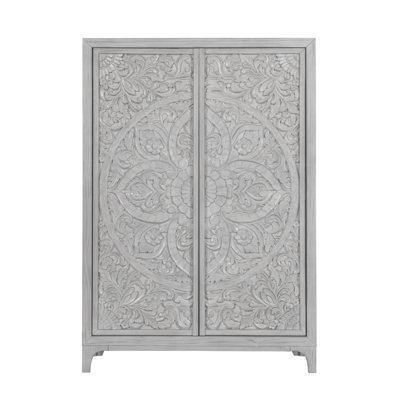 Armoire ornée sculptée