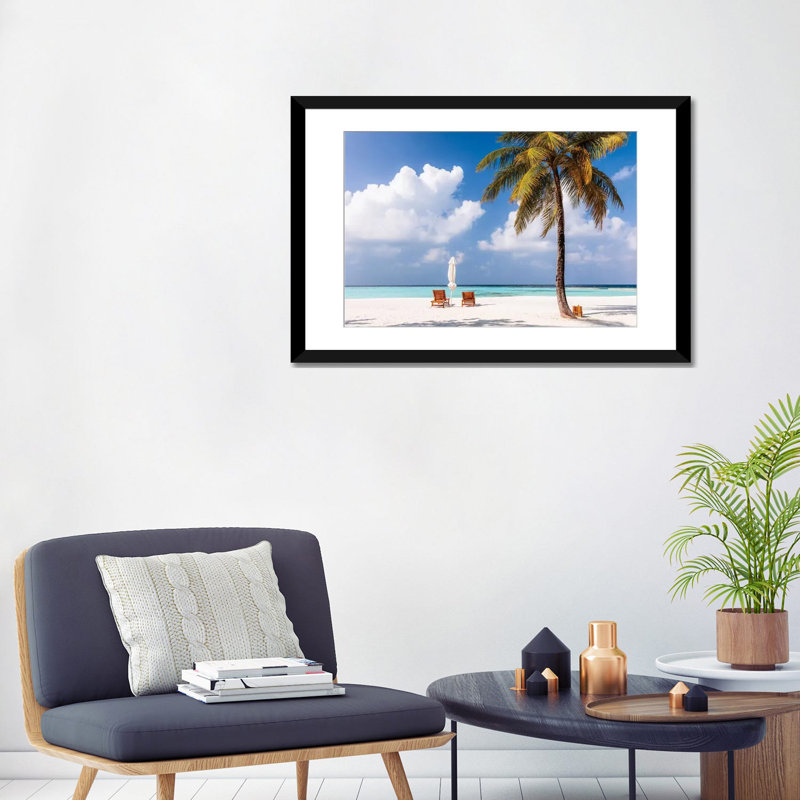 «Sunchairs on a Beach», H 24 po x l 32 po x P 1 po, Papier avec cadre noir