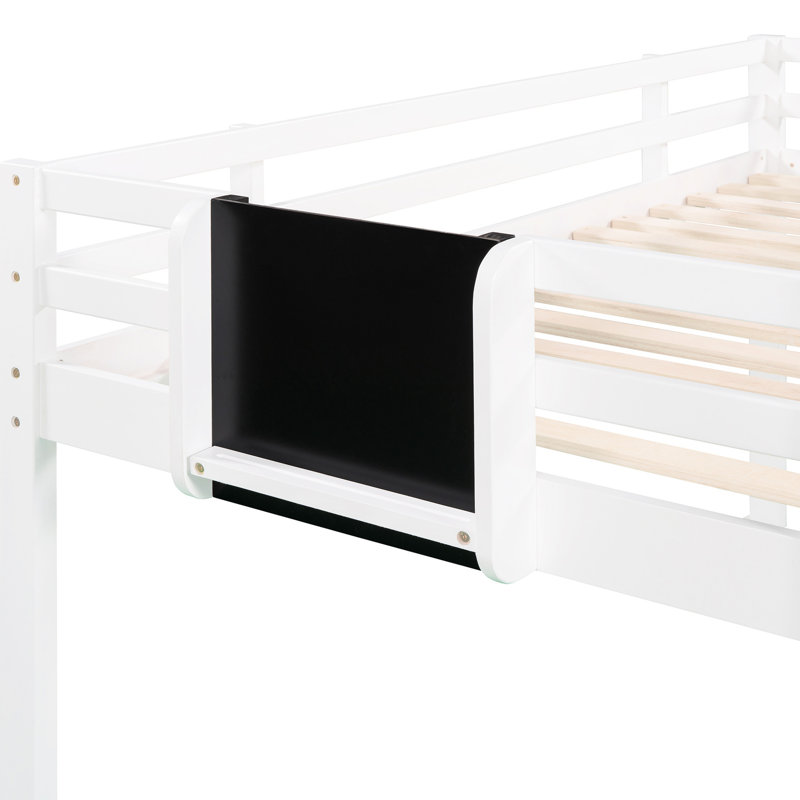 Lit mezzanine simple blanc avec escalier et tableau noir - bois massif pour une chambre à coucher élégante, structure en pin, glissade, plaisir