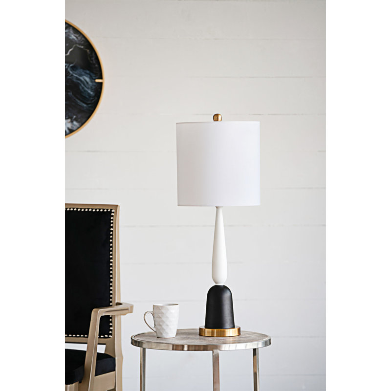 Élégante lampe de table en métal avec abat-jour cylindrique rigide et fabrication durable