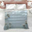 Édredon blanc sur fond bleu-128700695